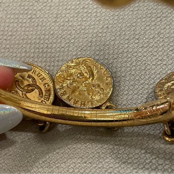 ❤️CHANEL❤️Vintage Medallion Cuff - Picture 7 of 16